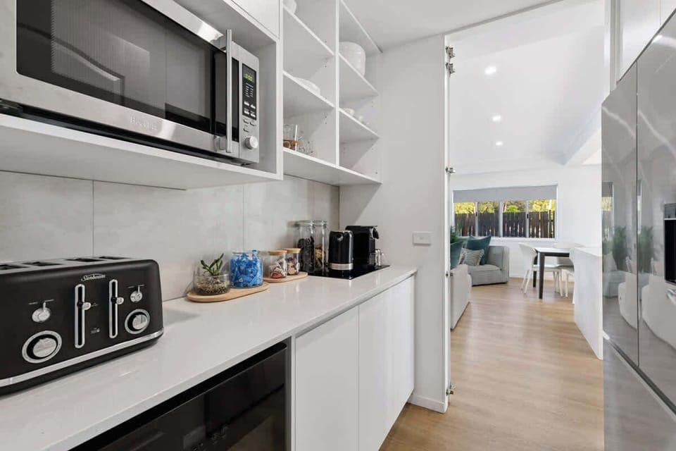 Convenient butler’s pantry with microwave, bar fridge and full-size fridge, plus ample bench space and storage. Ideal for keeping the main kitchen clutter-free while preparing meals, snacks and drinks with ease.