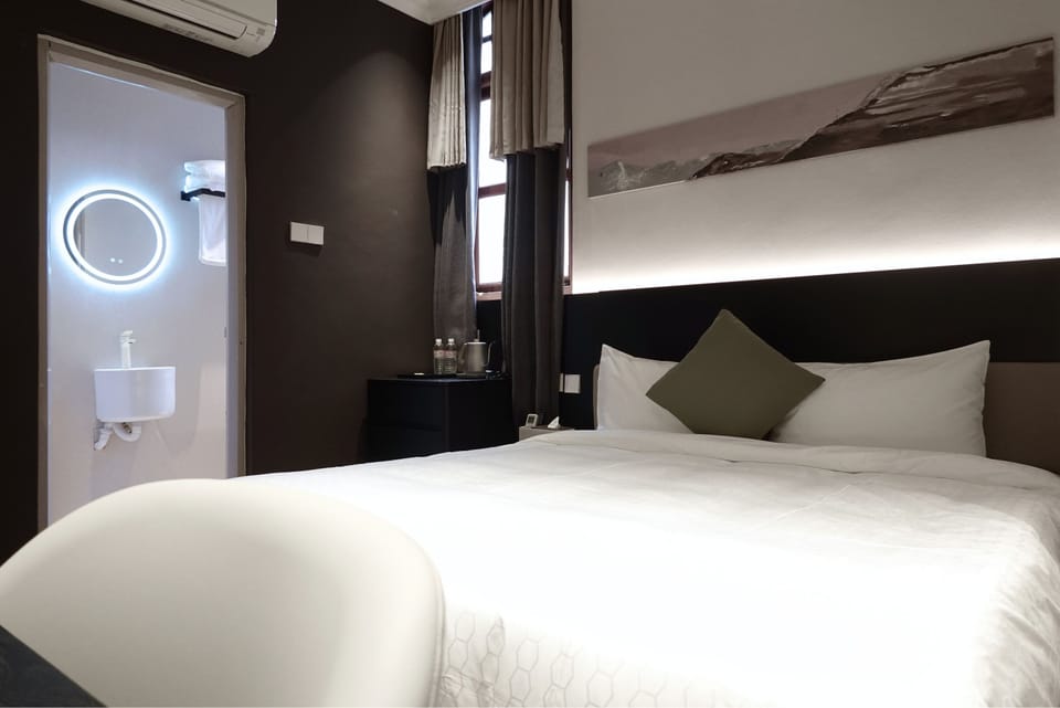 Deluxe King, Window | Desk, laptop workspace, WiFi (free), bed sheets