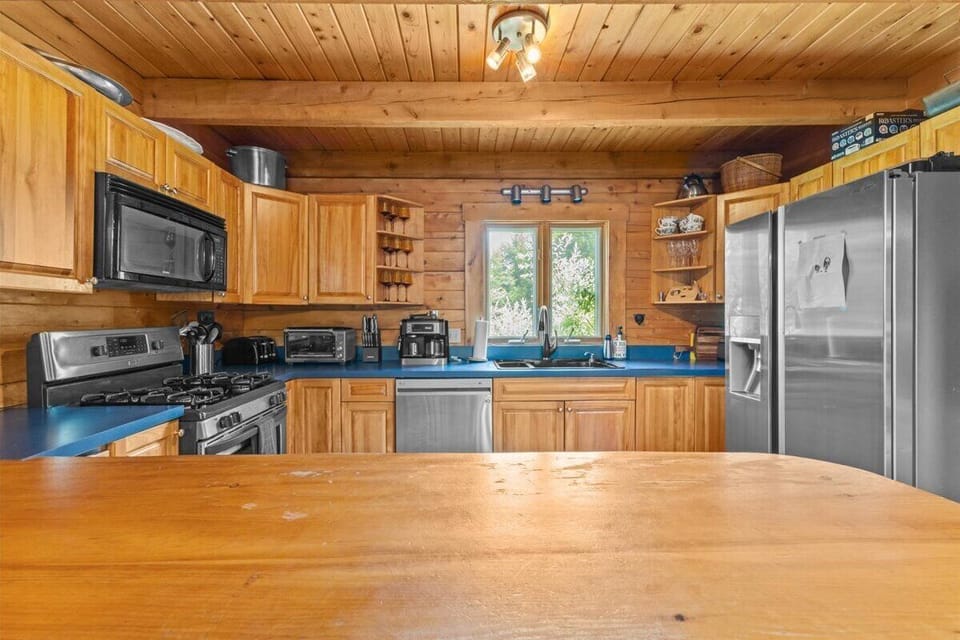 Three Peaks Retreat: Pool, Hot Tub & Fireplace (5845)