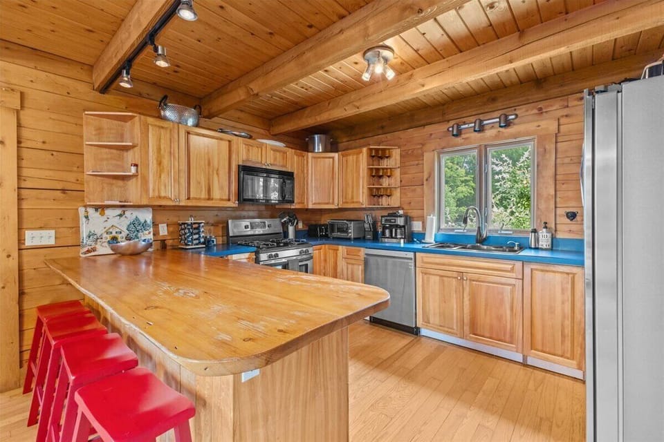 Three Peaks Retreat: Pool, Hot Tub & Fireplace (5844)