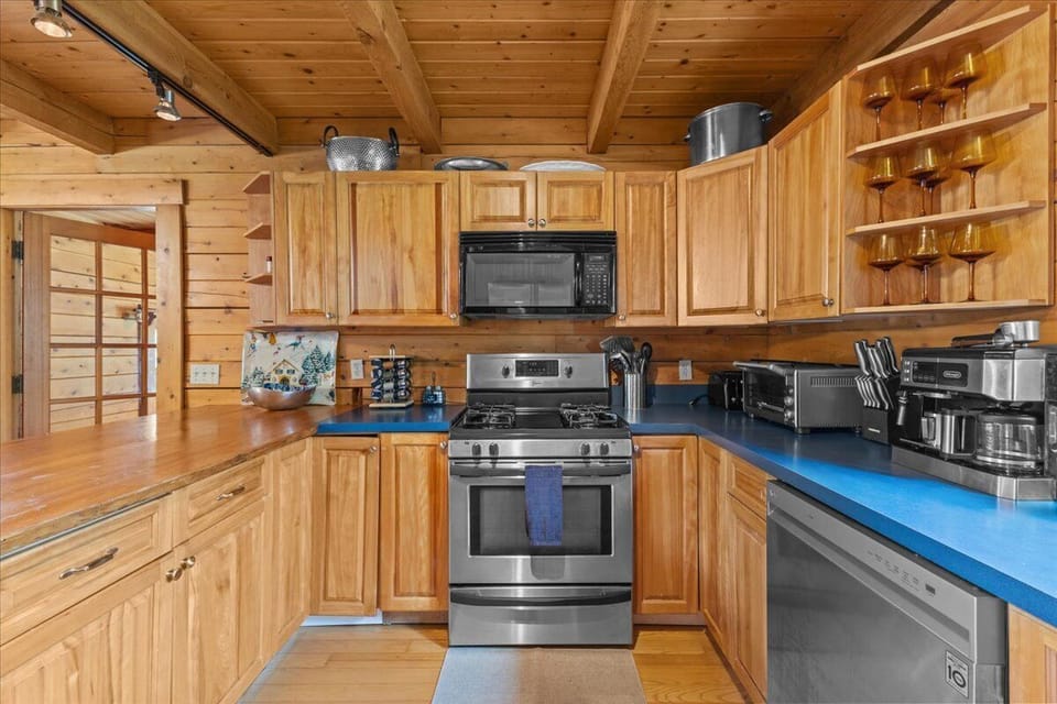 Three Peaks Retreat: Pool, Hot Tub & Fireplace (5847)