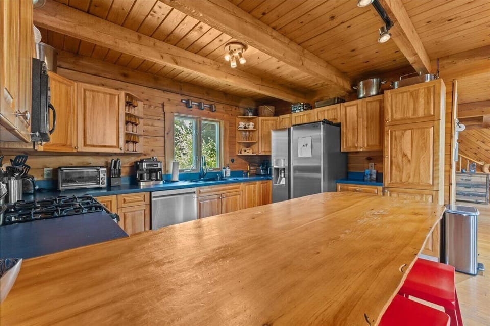 Three Peaks Retreat: Pool, Hot Tub & Fireplace (5846)