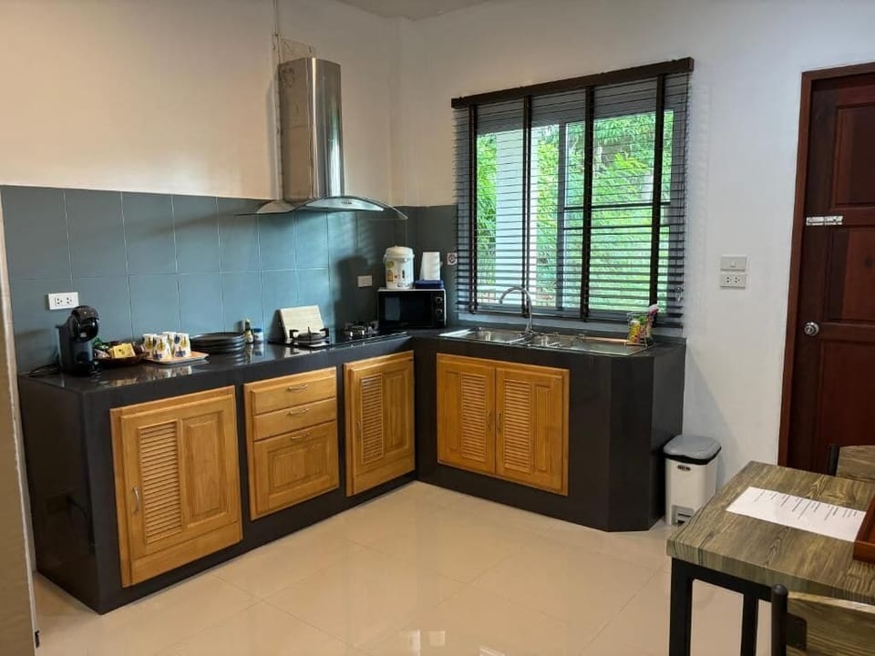 Deluxe Villa, Pool View | Private kitchen