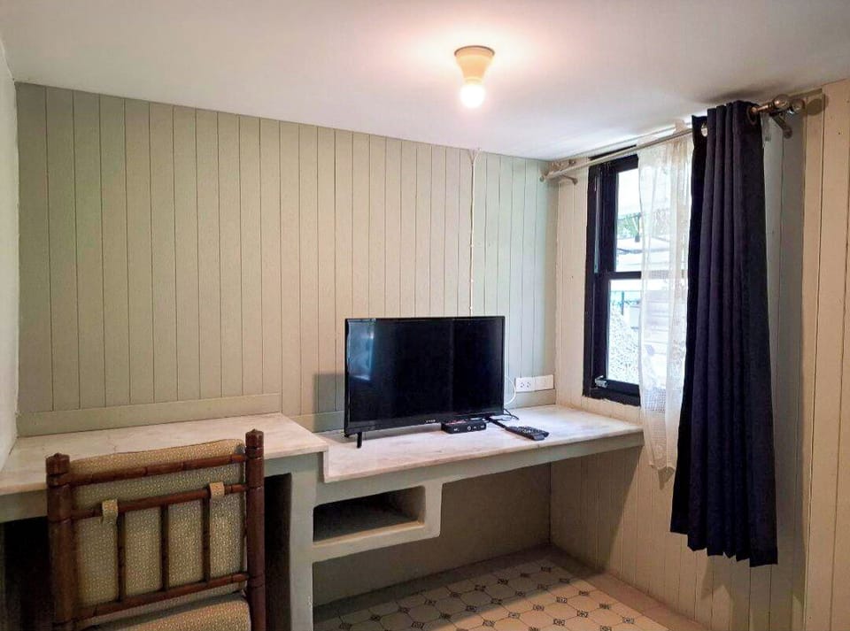 Desk, bed sheets