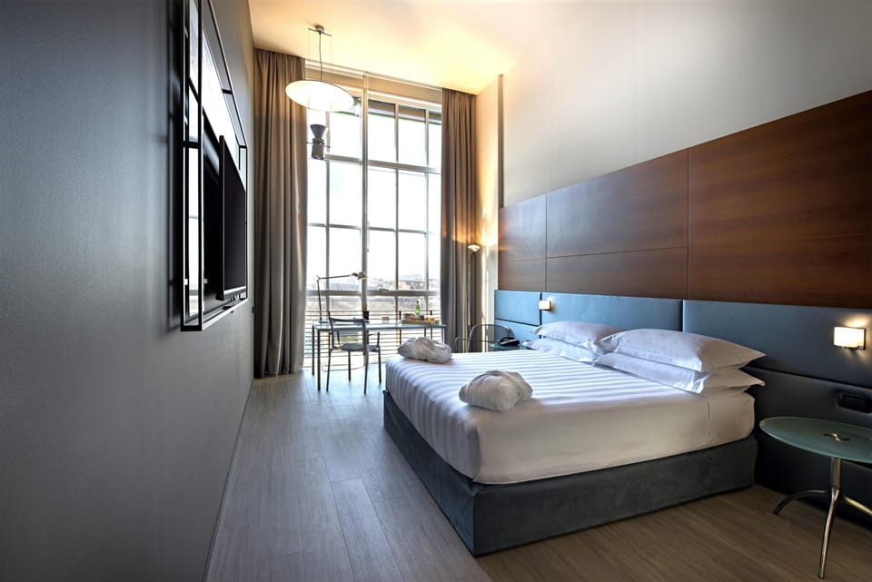 Deluxe Room, 1 King Bed | Hypo-allergenic bedding, down comforters, minibar, in-room safe