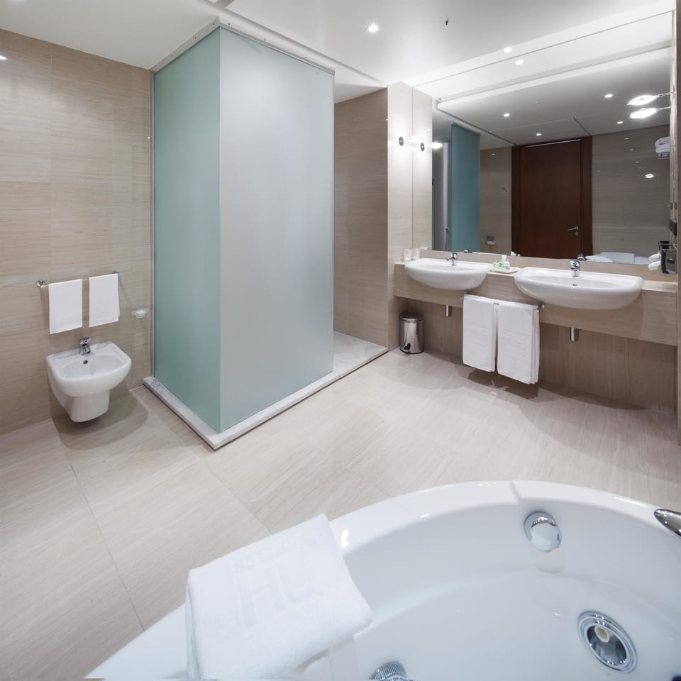Suite (Scrigno) | Bathroom | Shower, free toiletries, hair dryer, bathrobes