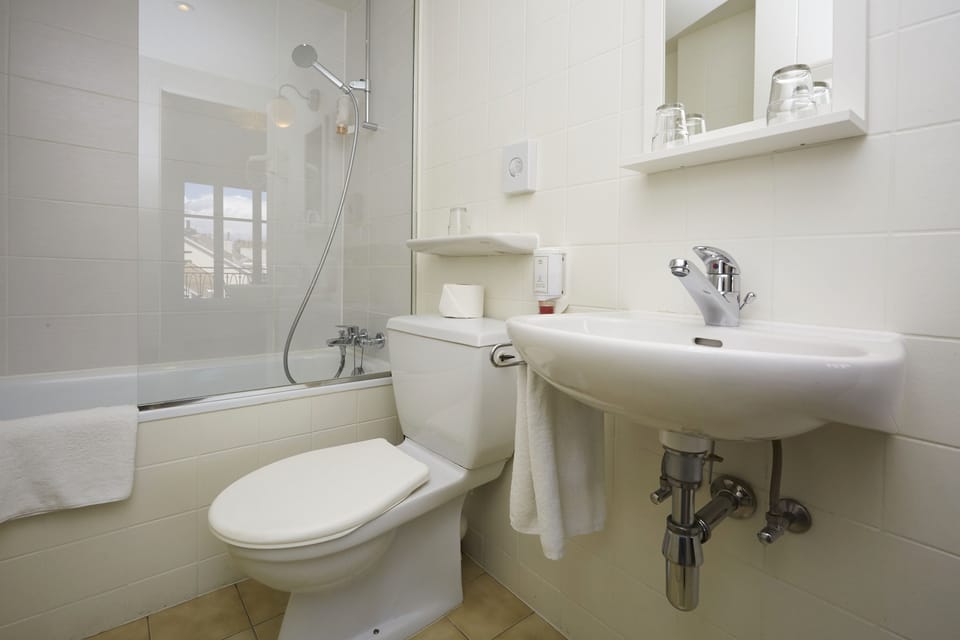 Standard Double Room | Bathroom | Towels