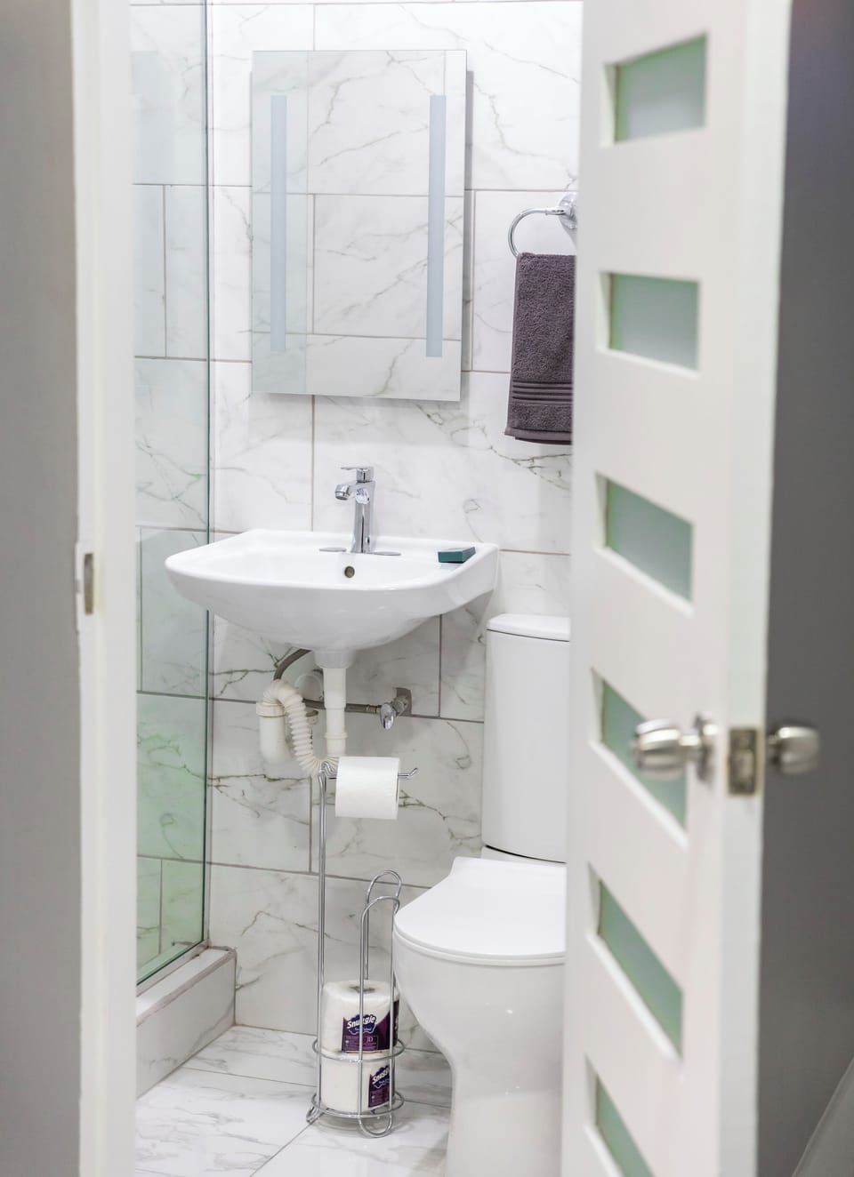 Classic Double Room | Bathroom | Shower, free toiletries, towels