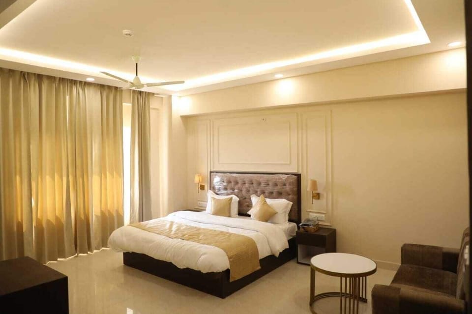 Premium bedding, desk, soundproofing, free WiFi