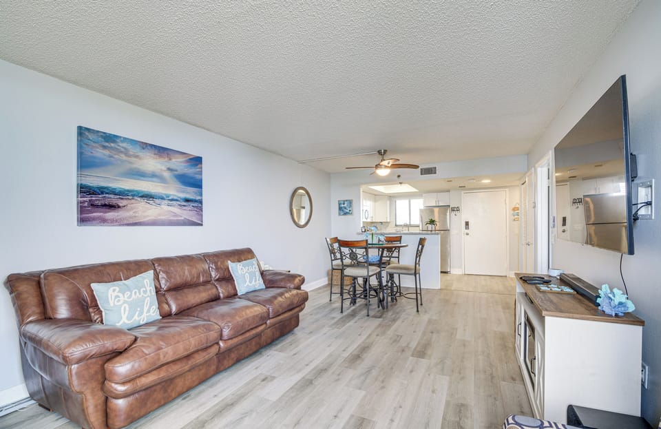 Living Room | Full Sleeper Sofa | Smart TV | Free WiFi | Central A/C & Heating