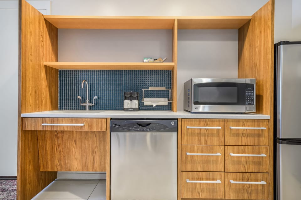 King Studio | Private kitchen | Coffee/tea maker, full-size fridge, microwave, dishwasher