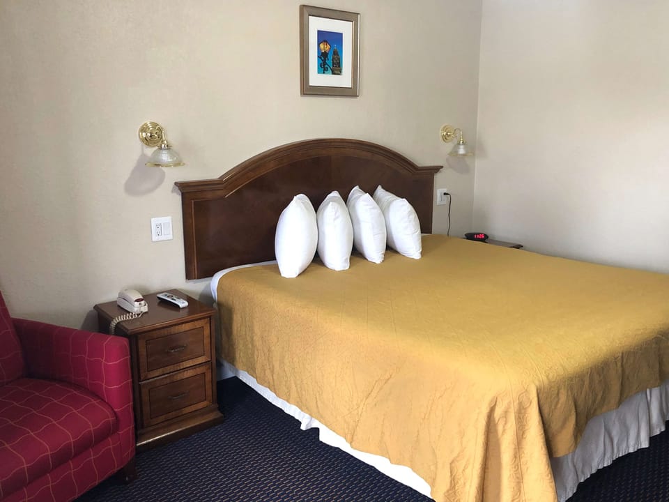 Desk, iron/ironing board, free WiFi