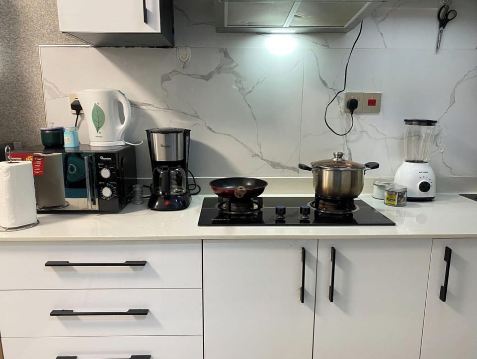 Deluxe Studio | Private kitchen | Microwave, cookware/dishes/utensils