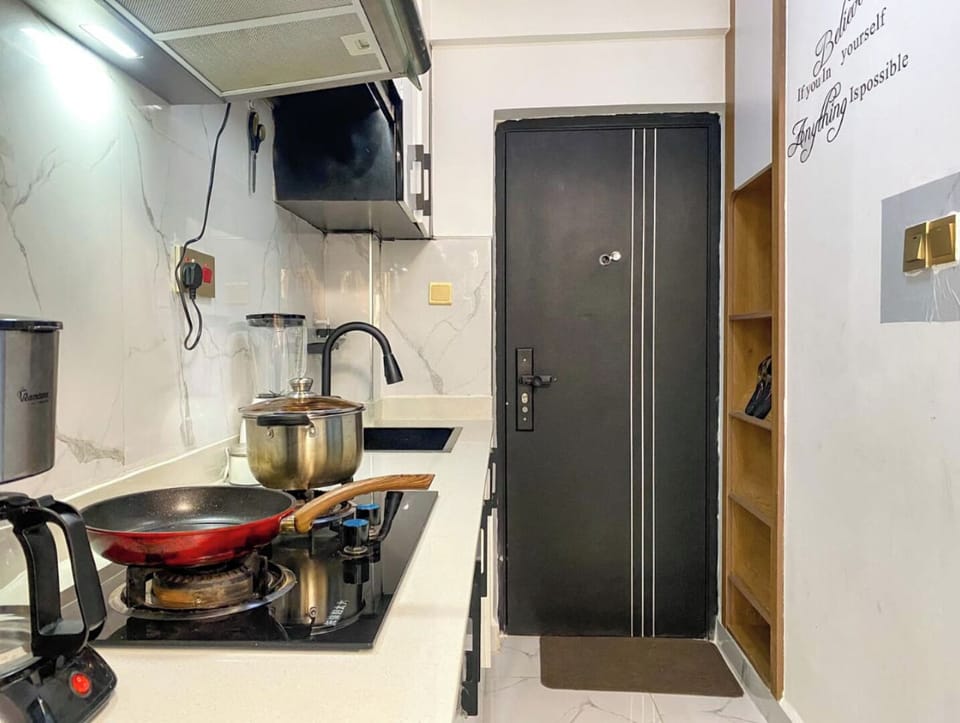 Deluxe Studio | Private kitchen | Microwave, cookware/dishes/utensils