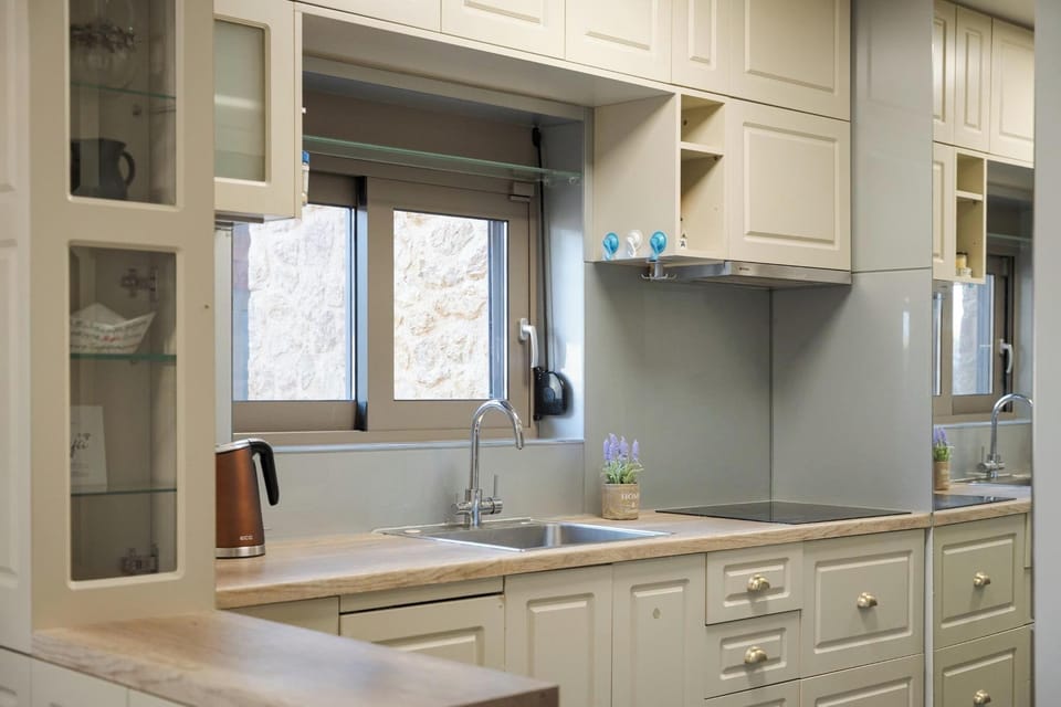 Luxury Villa, Mountain View | Private kitchen | Full-size fridge, microwave, oven, stovetop