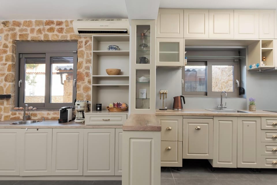 Luxury Villa, Mountain View | Private kitchen | Full-size fridge, microwave, oven, stovetop