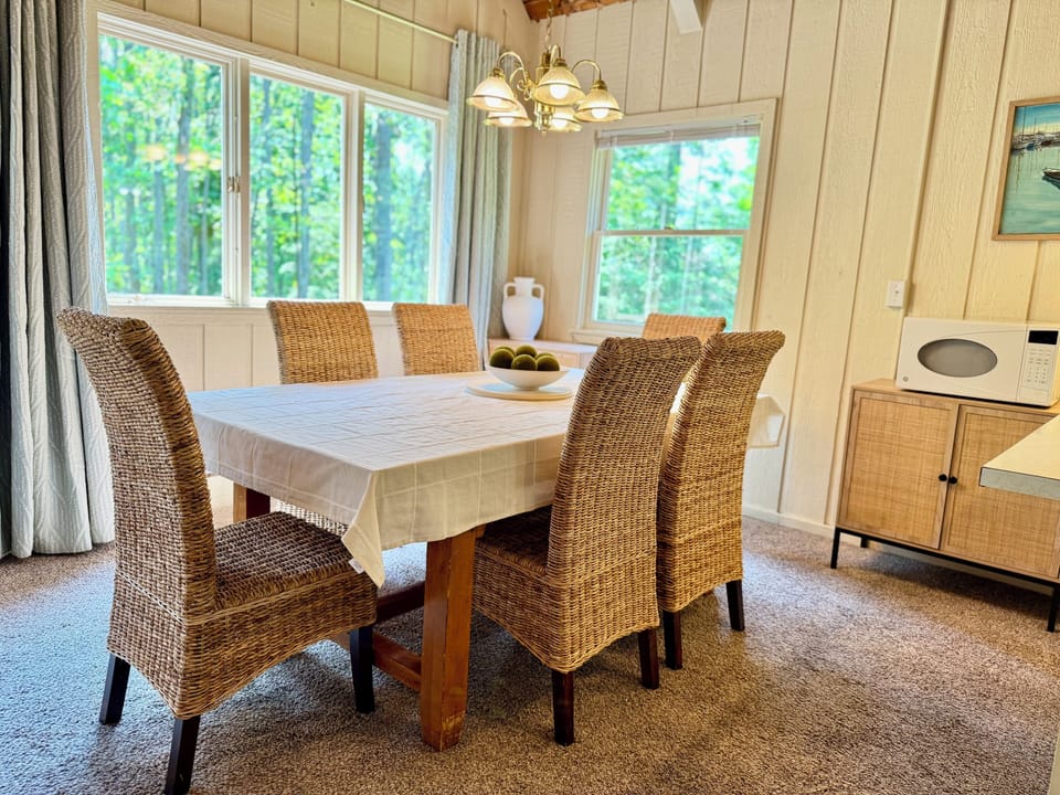 Dining Area. Seating for 6 at the table. The table extends.