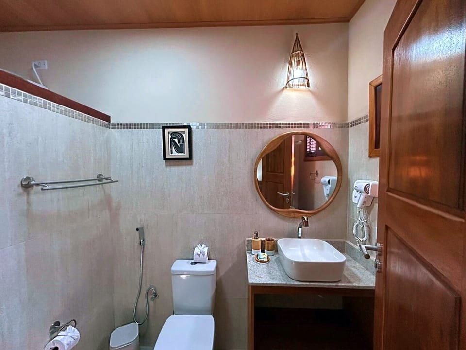 Superior Villa | Bathroom | Shower, free toiletries, towels