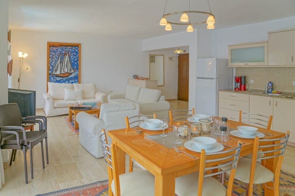 Deluxe Condo, Balcony, Sea View | Iron/ironing board, free WiFi