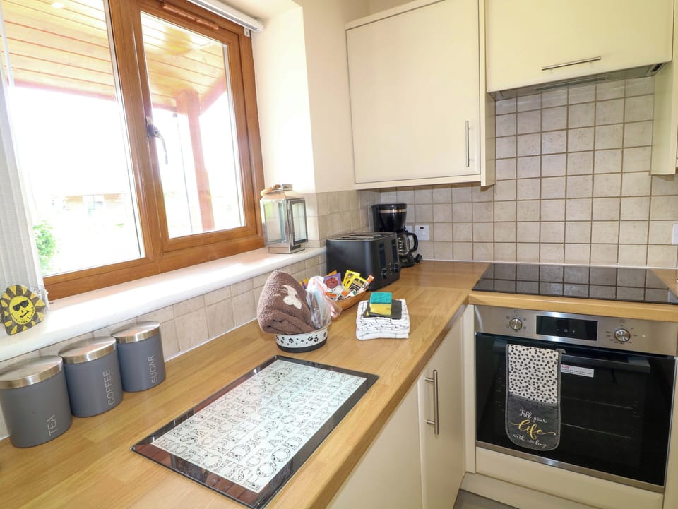 Fridge, microwave, toaster, cookware/dishes/utensils