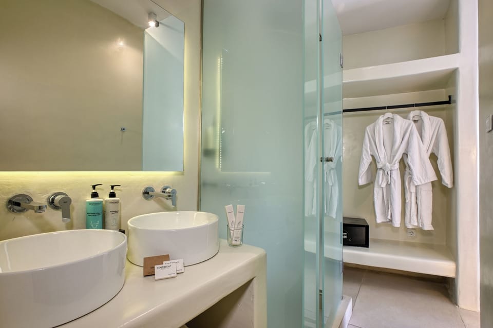 Superior Room Indoor Jacuzzi | Bathroom | Shower, free toiletries, hair dryer, bathrobes