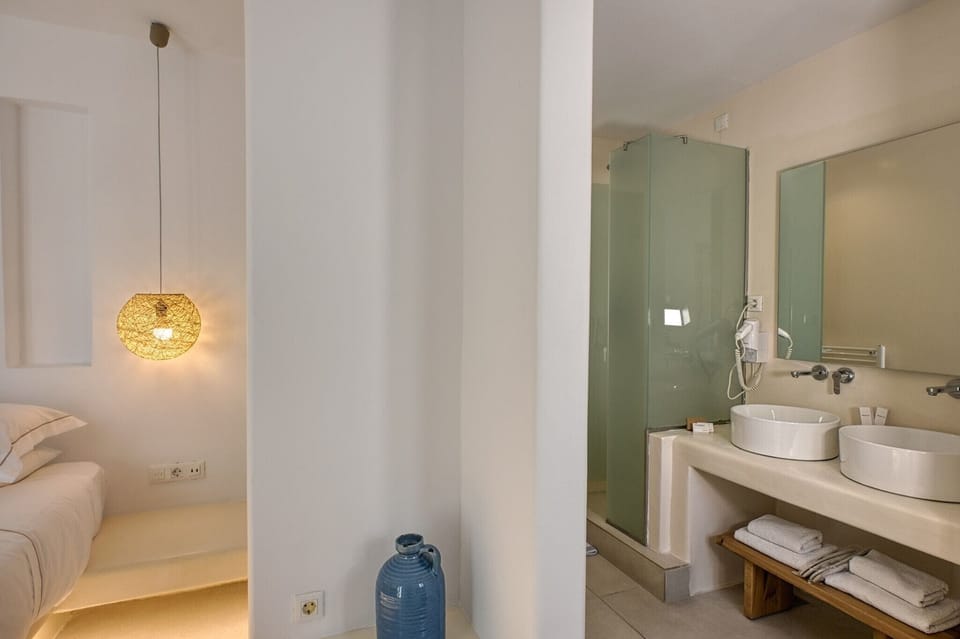 Deluxe Room Street View | Bathroom | Shower, free toiletries, hair dryer, bathrobes