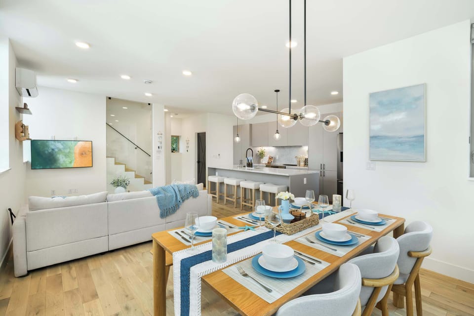 Seamless living-dining flow: fully curated spaces from the sofab area to the stylish dining set.