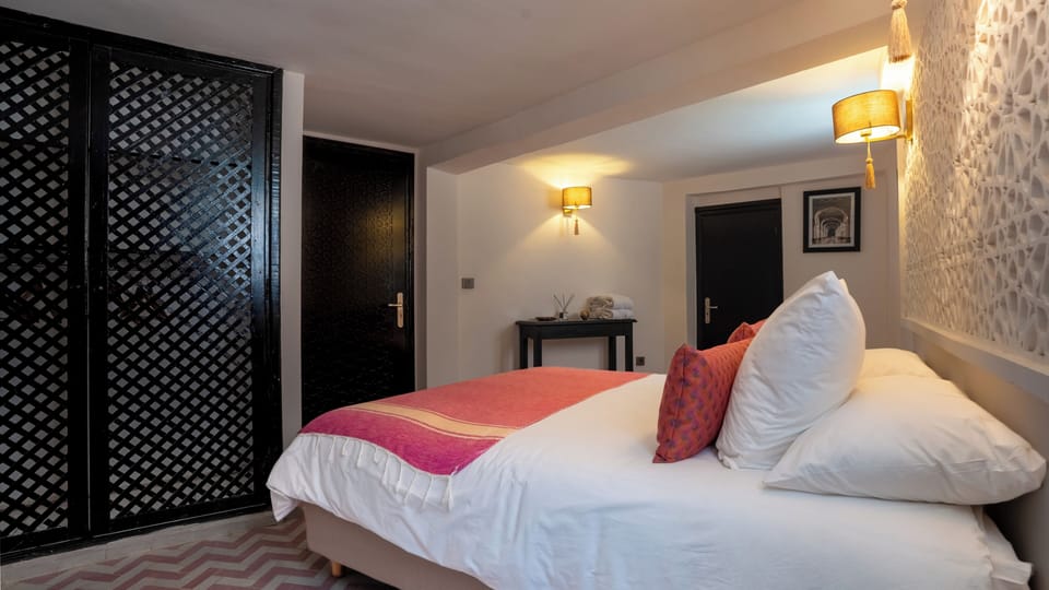 Deluxe Double Room | In-room safe, iron/ironing board (on request), WiFi (free)