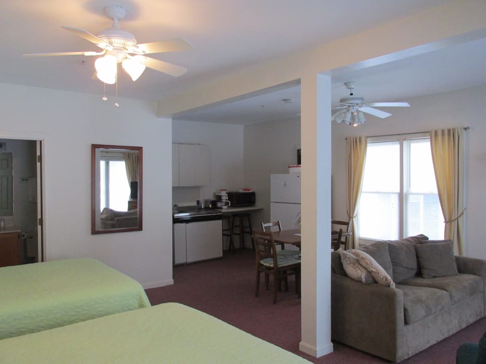 Deluxe Studio Suite, 1 Bedroom, Kitchenette | Premium bedding, iron/ironing board, cribs (free), WiFi (free)