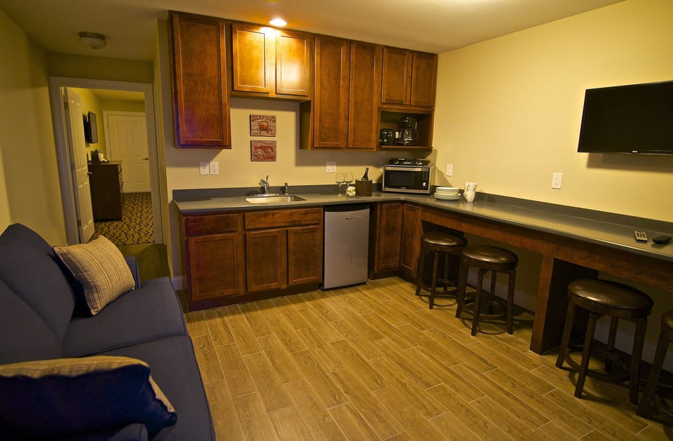 Pelham Suite, 2 Queen and 1 Sofa Bed, Kitchenette, Oceanfront Private Balcony | Individually decorated, individually furnished, laptop workspace