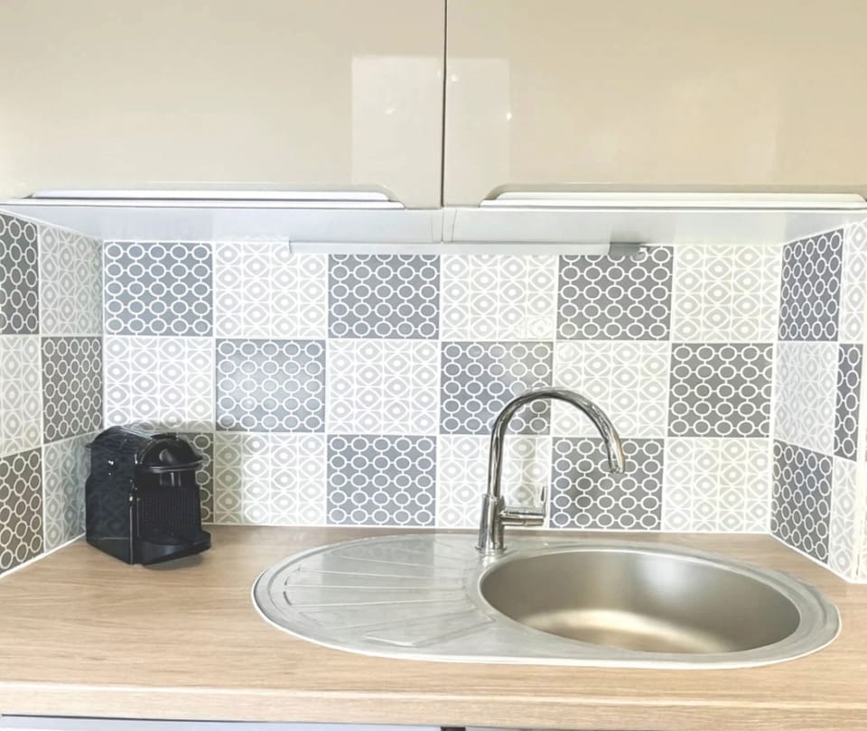 Signature Studio | Private kitchen | Espresso maker, electric kettle, toaster, freezer