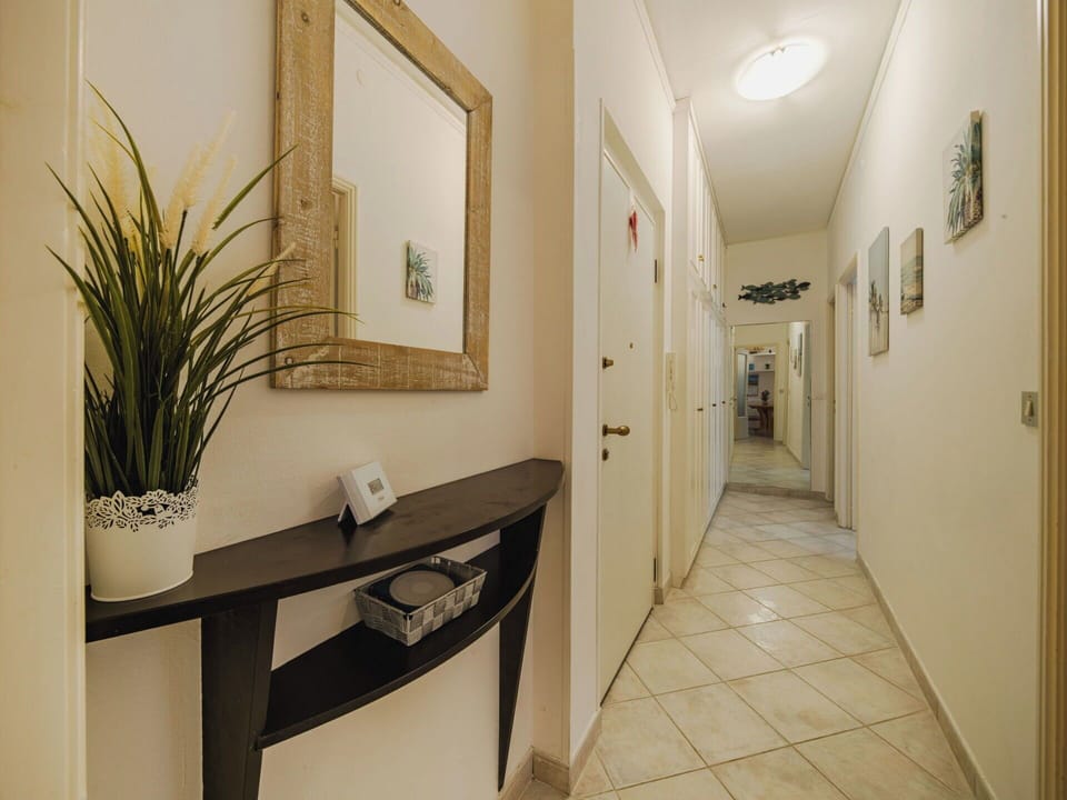Flooring, Wall, Interior Design, Floor, Wood, Ceiling, Lighting, Room, Picture Frame, Home