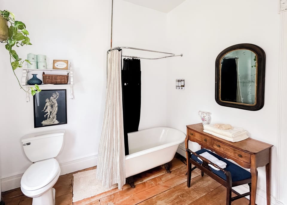 Deluxe Room, 1 King Bed | Bathroom | Eco-friendly toiletries, hair dryer, bathrobes, towels