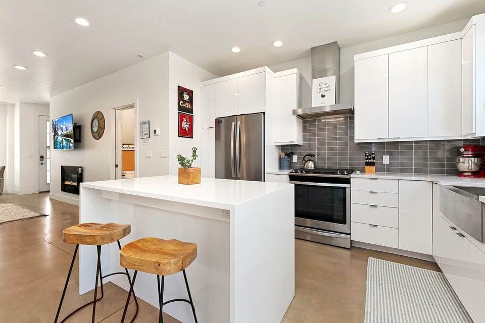 Townhome, Multiple Beds, Patio, Mountain View (844 Jerome Unit 3) | Private kitchen | Fridge, microwave, oven, stovetop