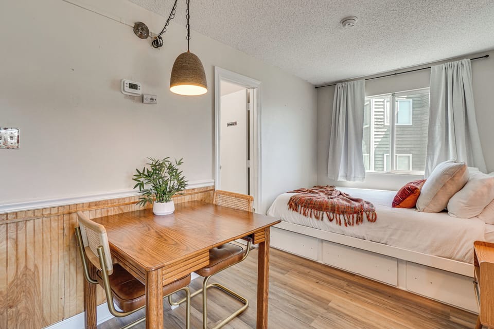 2 Mi to Ober Mountain: Mtn-view Studio w/ Balcony Apartment in Gatlinburg