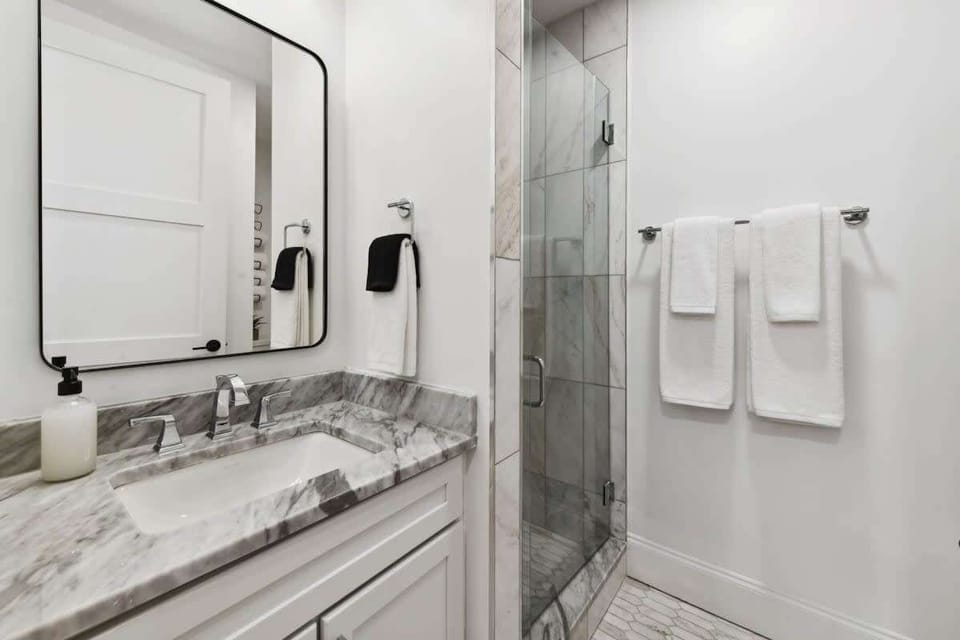 Full Bathroom | Suite Upper Level | Hallway Access for Upper Bedrooms