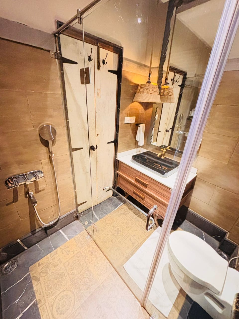 Superior Room | Bathroom | Slippers