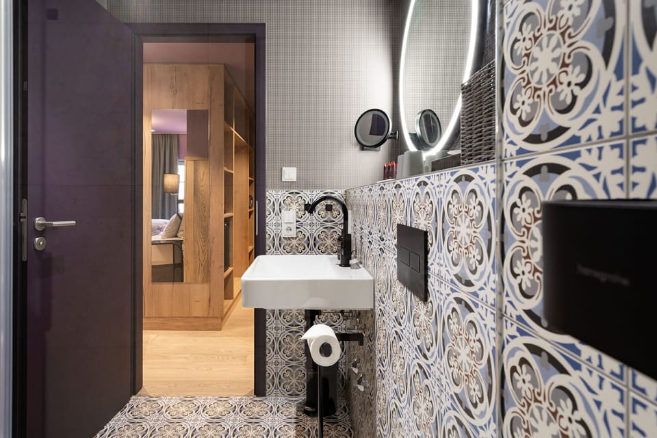 Room 5 | Bathroom