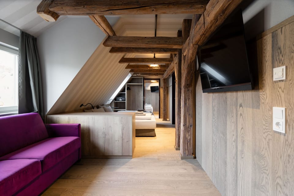 Room 7 | In-room safe, blackout drapes, soundproofing, free WiFi