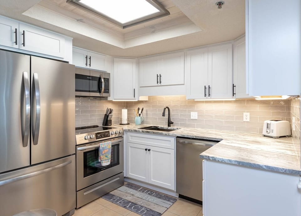 Condo, 2 Bedrooms | Private kitchen | Fridge, oven, coffee/tea maker