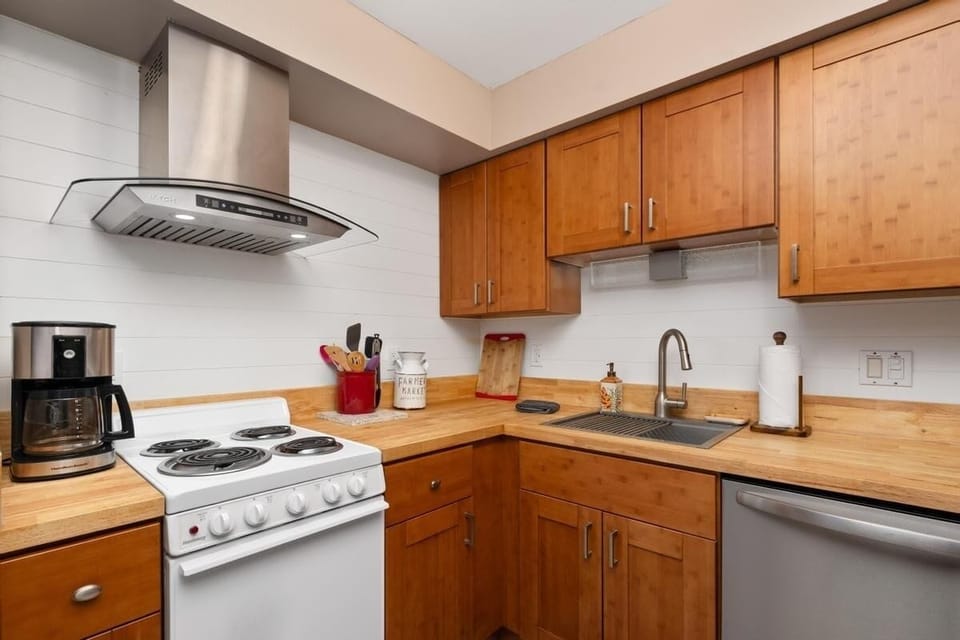 Condo, 1 Bedroom | Private kitchen | Fridge, oven, coffee/tea maker, toaster