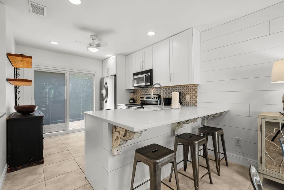 Kitchen & Breakfast Bar