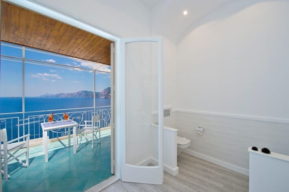 Deluxe Double or Twin Room, Sea View | Bathroom | Shower, free toiletries, hair dryer, bathrobes