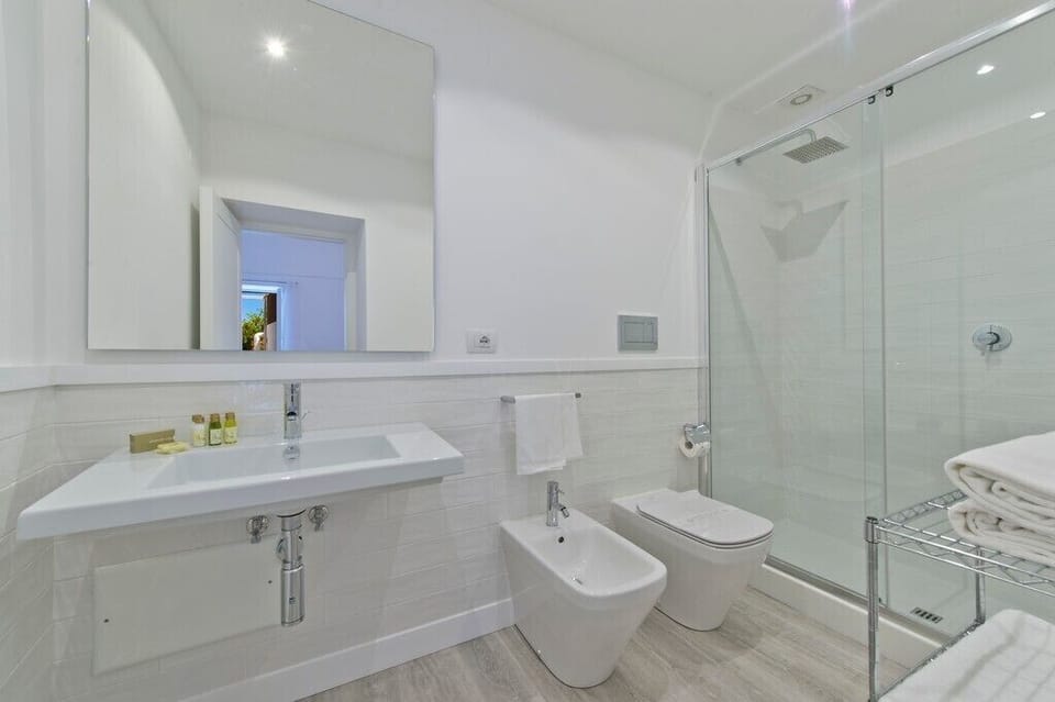 Deluxe Double or Twin Room, Sea View | Bathroom | Shower, free toiletries, hair dryer, bathrobes