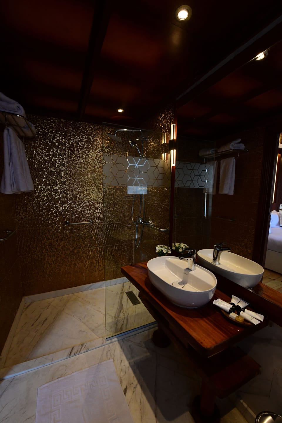 Deluxe Suite, Balcony, River View | Hand-held showerhead