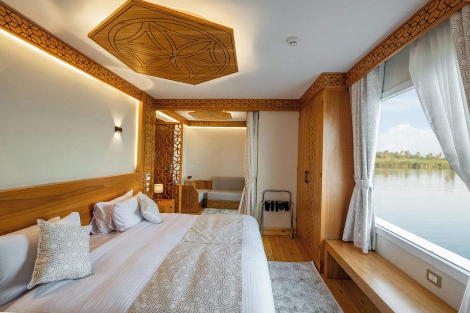 Junior Suite, Balcony, River View | Desk