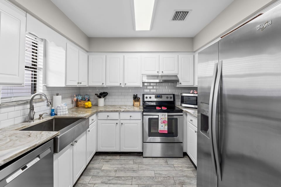 Family Townhome, Pool View | Private kitchen | Full-size fridge, microwave, oven, stovetop