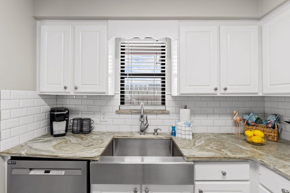 Family Townhome, Pool View | Private kitchen | Full-size fridge, microwave, oven, stovetop
