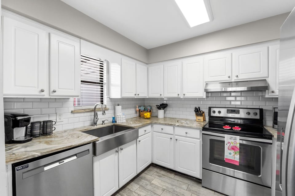 Family Townhome, Pool View | Private kitchen | Full-size fridge, microwave, oven, stovetop
