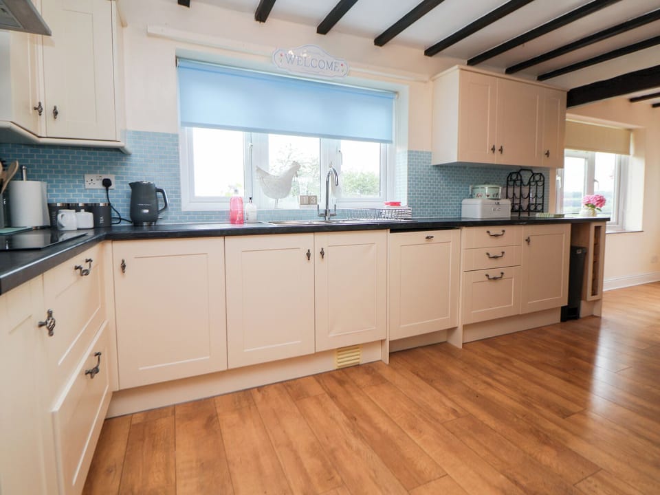 Cottage | Private kitchen | Fridge, microwave, dishwasher, toaster